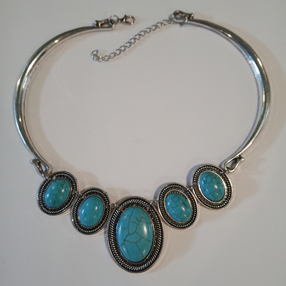 Beautiful Faux Turquoise Cabachon w Silver Choker Bib Statement Piece Necklace